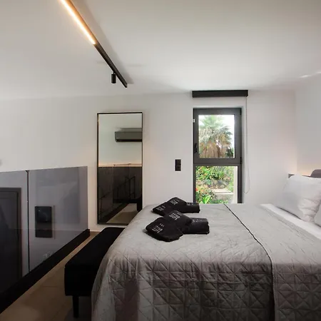 Three Doors Complex וילה פליראקי