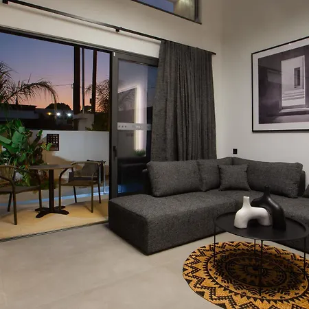 Three Doors Complex פליראקי