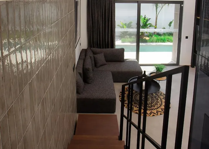 Three Doors Complex פליראקי