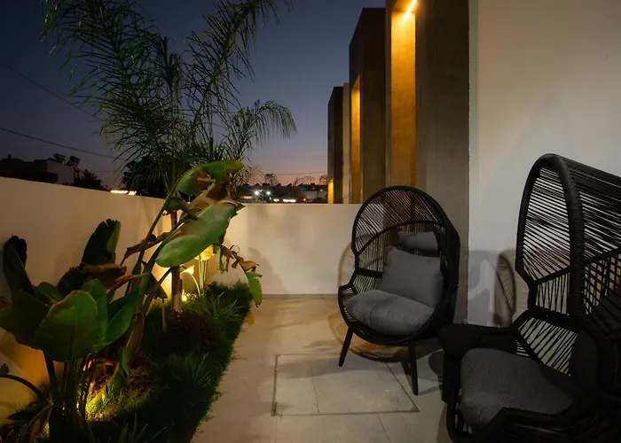 Three Doors Complex פליראקי