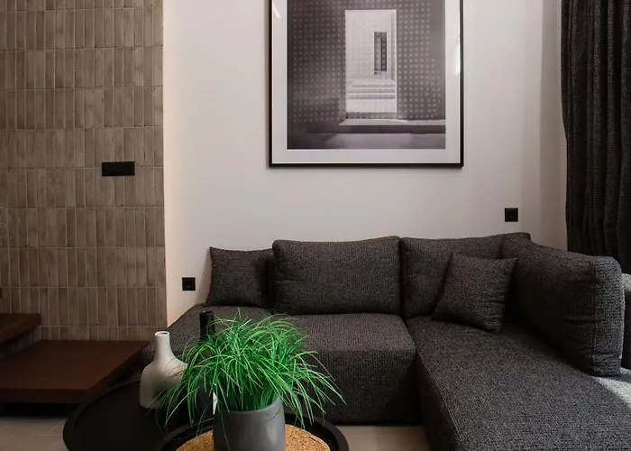 Three Doors Complex * פליראקי