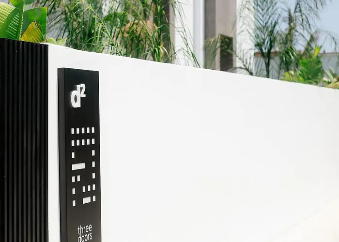 Three Doors Complex וילה פליראקי